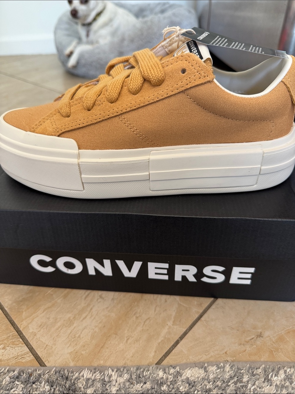 Converse mens 8/Women’s 9.5 Low Top Platform Sneaker - mustard tan